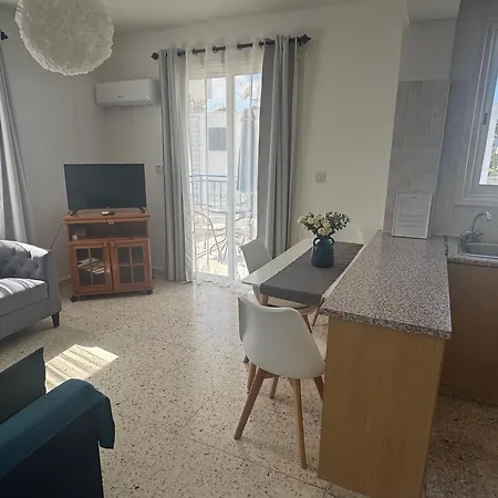 Riana Latchi Apartamento *